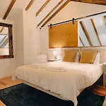 My Fair Lisbon - Unique Rustic Apartment Near Principe Real